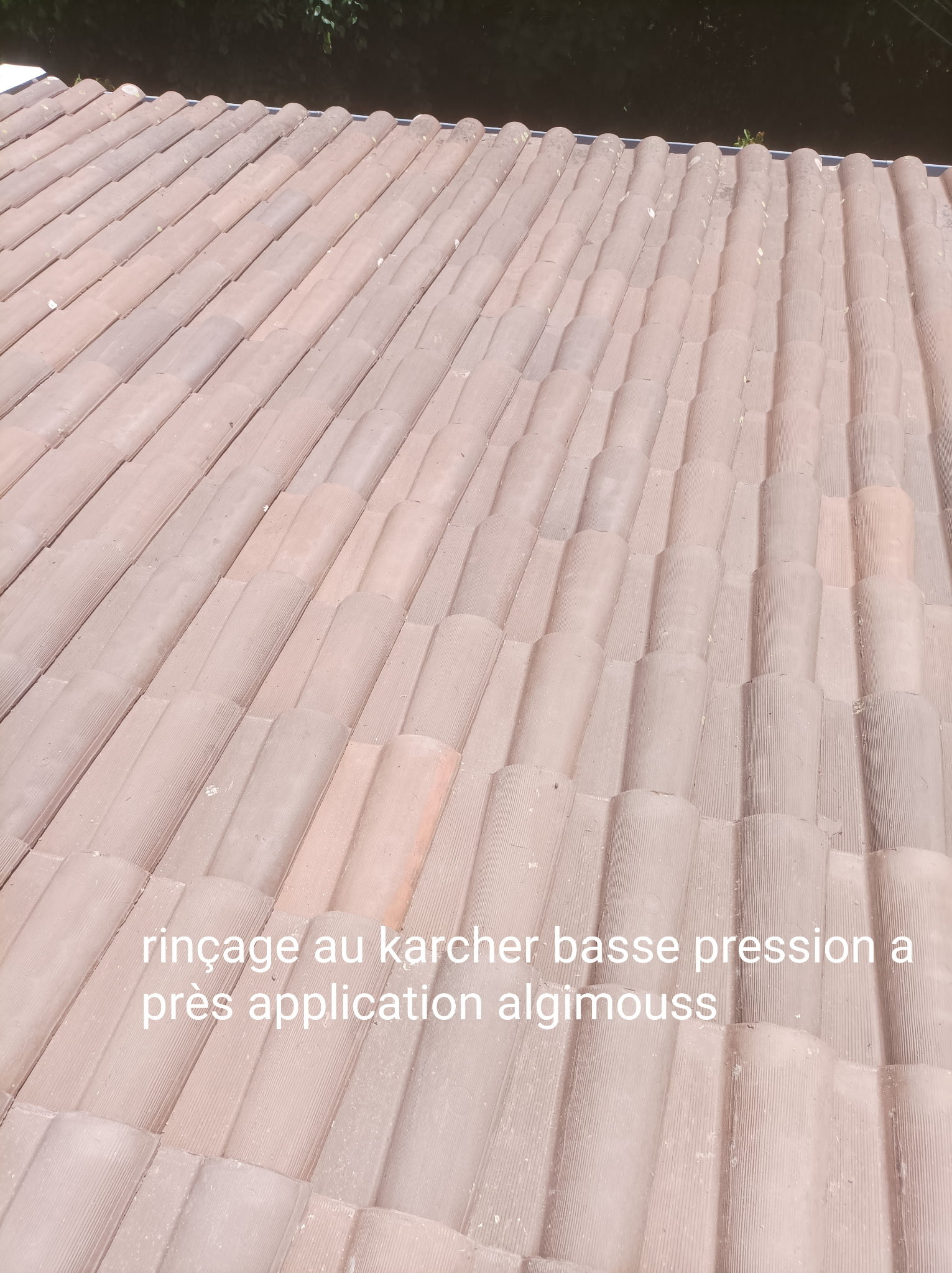 Apr&egrave;s nettoyage &ndash; toiture propre au karcher